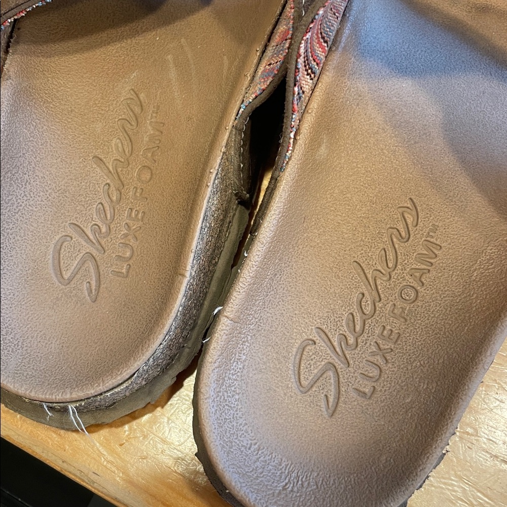 Skechers Luxe Foam Sandals - Picture 3 of 5